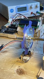 Elektronik-Versuchsaufbau mit Motor und Display