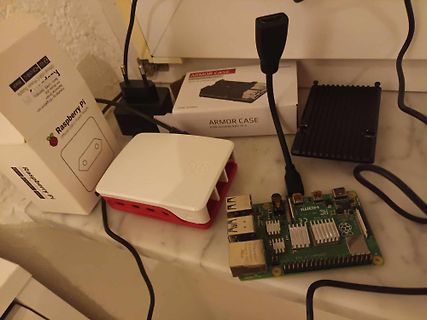 Raspberry Pi 4 mit Gehäuse und Zubehör
