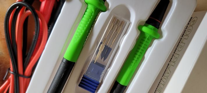 Messspitzen und Kabel in einer Verpackung