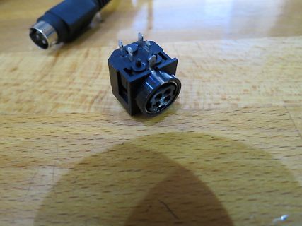 Elektronischer Stecker und Anschluss auf Holzuntergrund