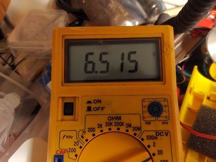 Multimeter zeigt Messwert 6.515 V