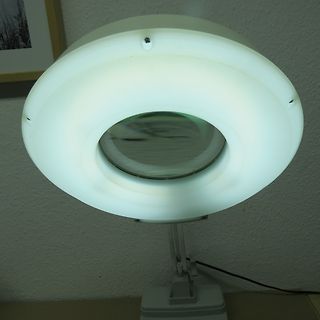 Lupenleuchte mit LED-Ring