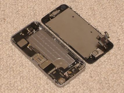 Zerlegtes Smartphone Gehäuse