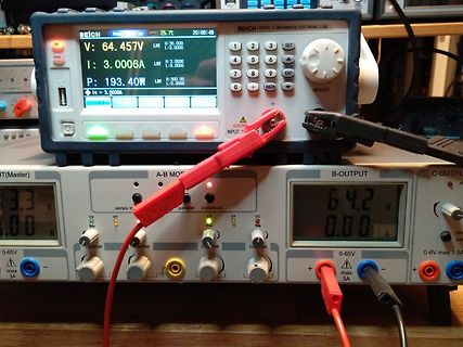 Elektronische Last und Netzteil mit Messwerten