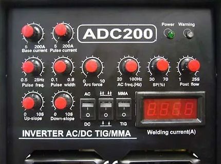 Bedienfeld eines ADC200 Inverter Schweißgeräts