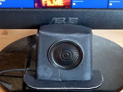 Nahaufnahme eines Lautsprechers an einem Monitorständer