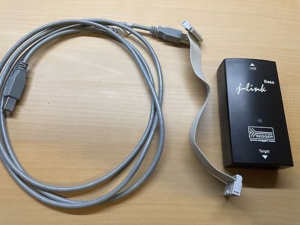 Segger J-Link Base Debugger mit USB-Kabel und Flachbandkabel