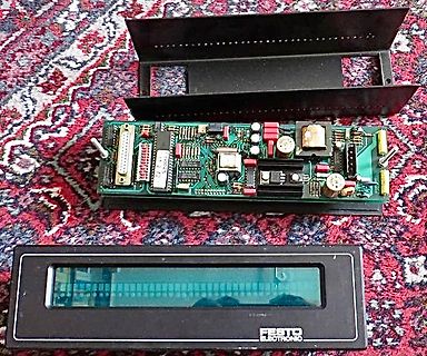 Offene Elektronikplatine in Gehäuse mit Display