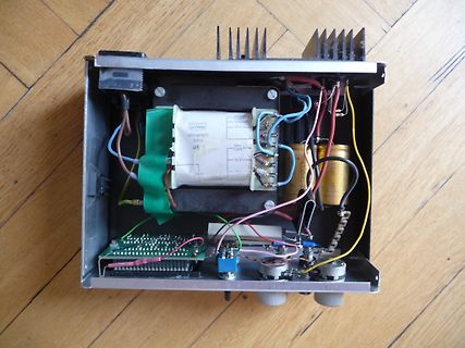 Geöffnetes Netzteil mit Transformator und Platine