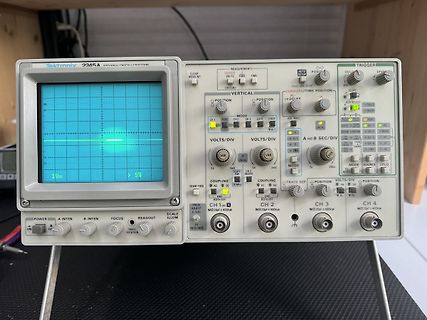 Tektronix Oszilloskop auf einem Stativ