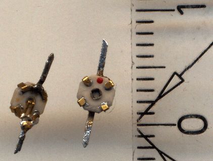 Zwei kleine Keramik-Bauteile mit Messkontakten