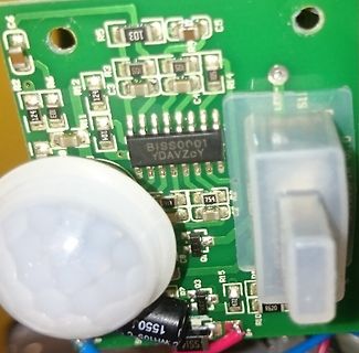 Nahaufnahme einer grünen Leiterplatte mit elektronischen Bauteilen