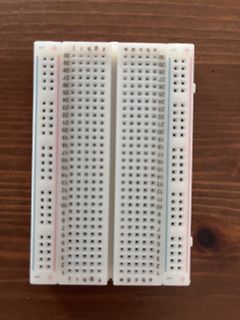 Zwei weiße Breadboards auf Holzuntergrund