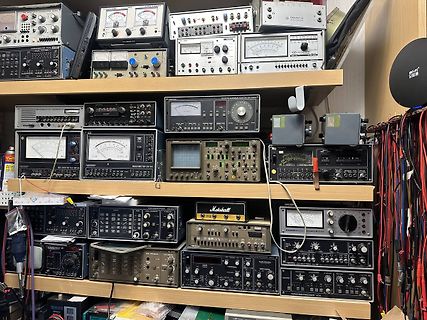 Sammlung alter Labor-Messgeräte und Netzgeräte