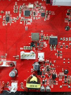 Nahaufnahme einer roten Leiterplatte mit elektronischen Bauteilen
