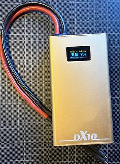Akku mit Display und Kabeln