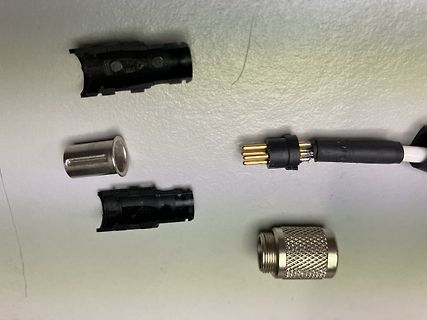 Zerlegte Steckverbindung und Kabel mit Pins