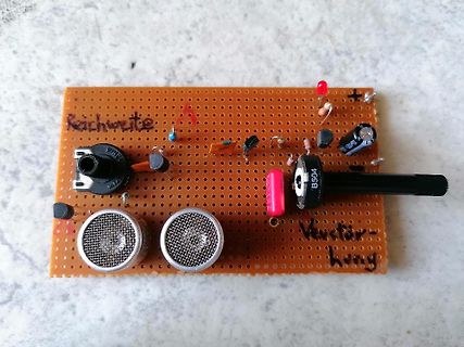 Geätzte Lochrasterplatine mit elektronischen Bauteilen