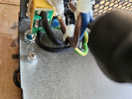 Verkabelung und Platine in einem Gehäuse