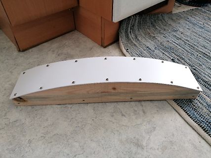 Holzkonstruktion mit weißer Abdeckung