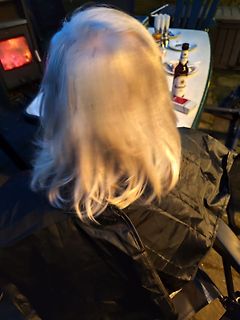 Rückansicht einer Person mit hellen Haaren