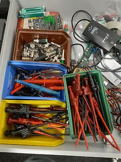 Schublade mit Elektronikkomponenten und Messleitungen