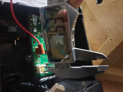 Messung einer Platine mit einem Messschieber