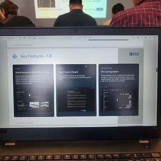 Foto eines Laptops mit Software-Präsentation von Analog Devices