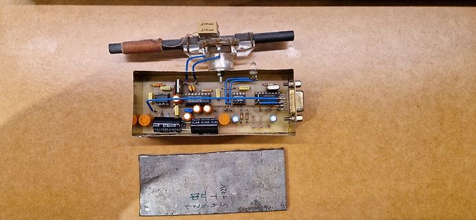 Elektronikbauteile und Leiterplatte auf Holzuntergrund