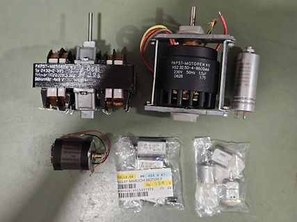 Elektromotoren und Bauteile auf Werkstattuntergrund
