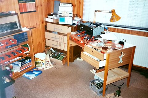 Werkstatt mit Elektronikgeräten und Werkzeugen