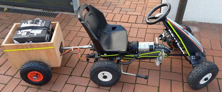 Elektro-Go-Kart mit Anhänger