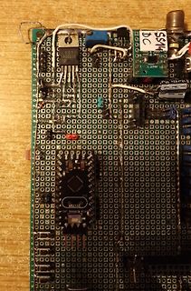 Gelötete Lochrasterplatine mit elektronischen Bauteilen