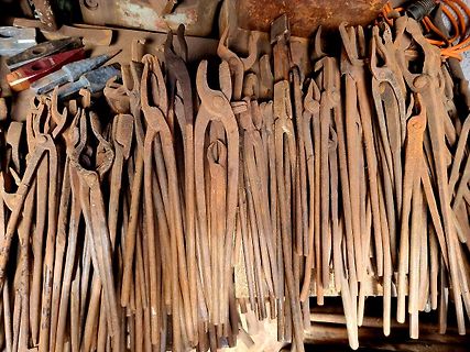 Rostige Metallzangen und Werkzeuge