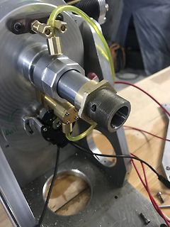 Mechanischer Aufbau mit Messleitungen und Schlauch