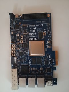 Bestückte Leiterplatte mit FPGA und Anschlüssen