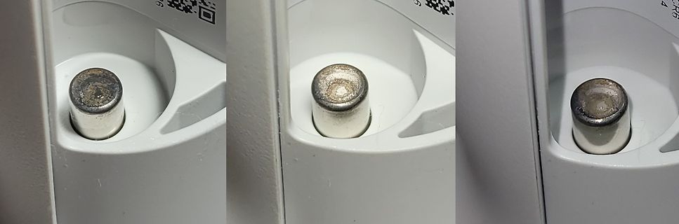 Nahaufnahme eines metallischen Kontakts in einer Kunststoffhalterung