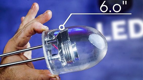 Hand hält eine LED-Leuchtmittel Komponente