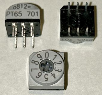 Drei PT65 701 Bauteile mit Ziffernring