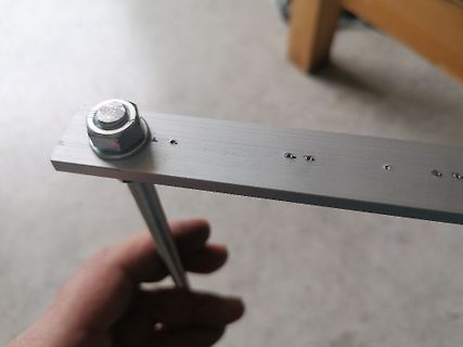 Metallprofil mit Schraube und Bohrungen