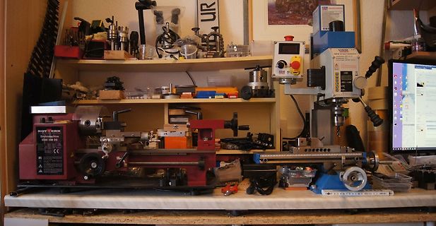 Werkstatt mit Feinmechanik-Maschinen und Werkzeugen