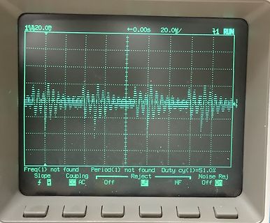 Oszilloskop-Display mit verrauschtem Signal