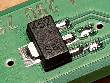 SOT23-Bauteil auf grüner Leiterplatte