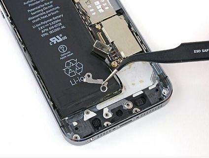 Zerlegtes Smartphone mit Akku und Werkzeug