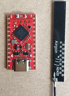 Airgain N2420 Modul und rote Leiterplatte