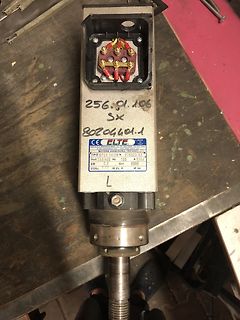 Elektromotor mit Typenschild und Anschlussklemme