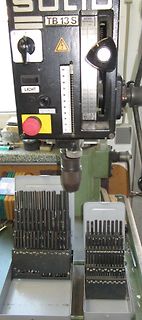 Bohrmaschine und Werkzeugset mit Bohrern