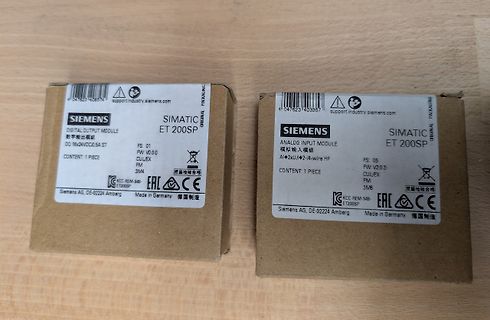 Zwei Siemens SIMATIC ET 200SP Modulverpackungen