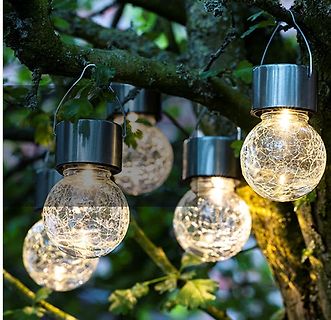Lichterkette mit Glaskugeln an einem Baum