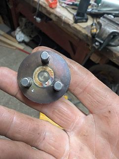 Metallisches Bauteil in einer Hand